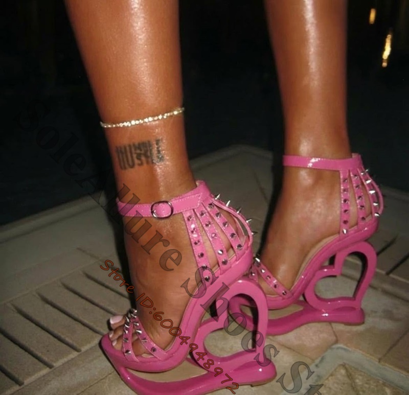 Ankle Strap Heels - Ярко-розовые сандалии на танкетке с шипами