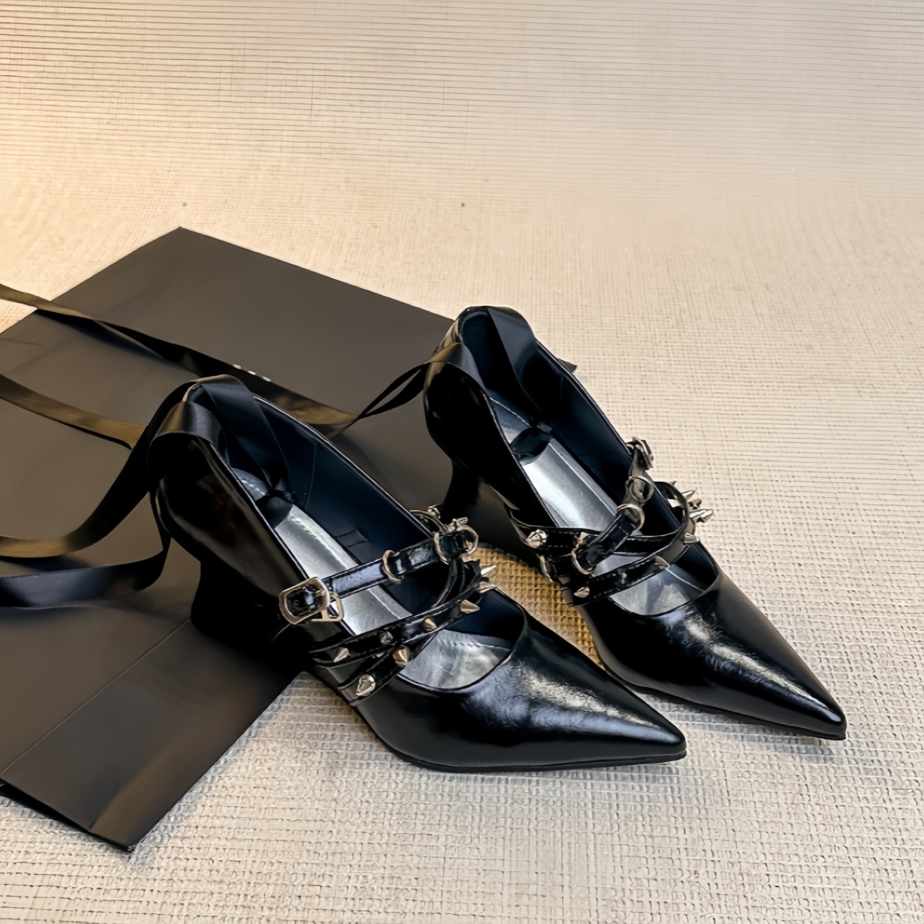 Женские черные туфли на танкет – обзор и цена Ribbon Tie Heel